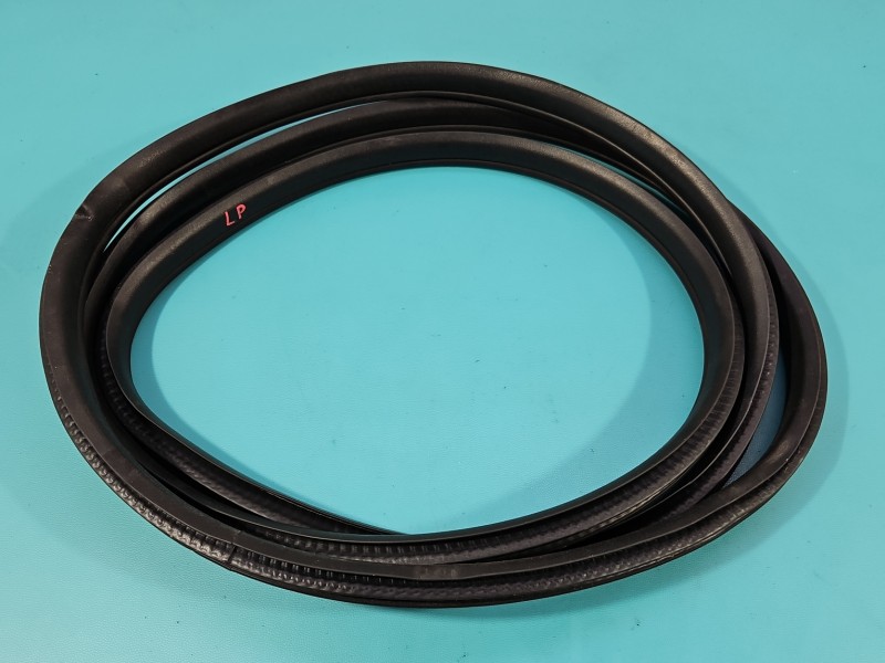 Uszczelka drzwi przód lewa Suzuki Sx4 S-Cross 13-21