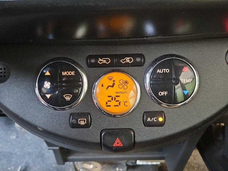 Konsola panel nawiewu Nissan Note E11 275009U11A