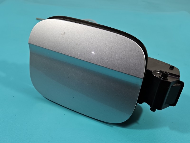 Klapka wlewu paliwa Skoda Scala 2019- Kolor: szary, Europejska, Kod lakieru: LA7W, Ubytki lakieru / szary LA7W