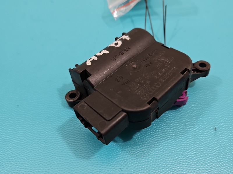 Silniczek nawiewu NAGRZEWNICY Audi A4 B7 0132801300, 8E1820511A EUROPA Silniczek nawiewu NAGRZEWNICY Audi A4 B7 0132801300, 8E1820511A EUROPA