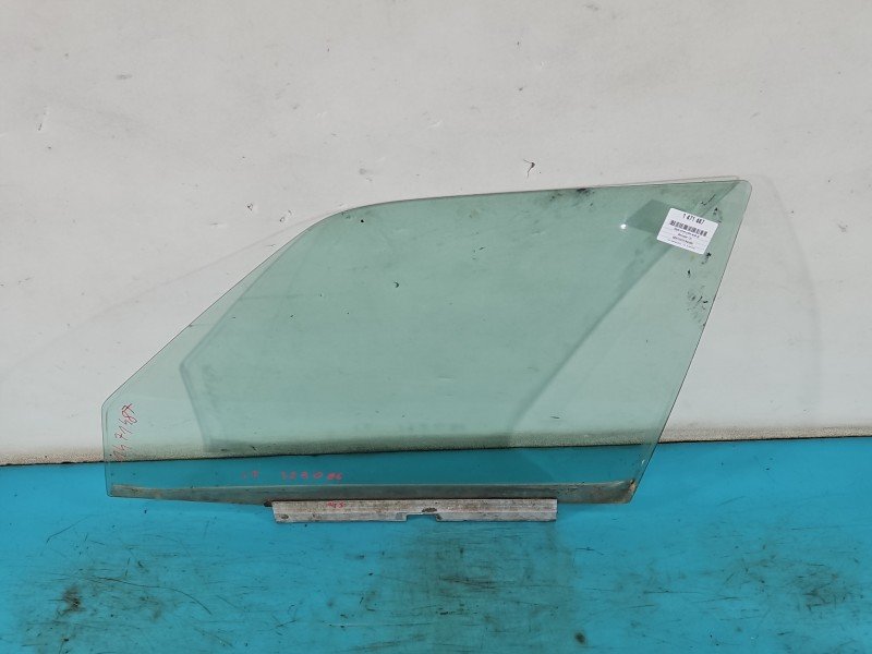 Szyba drzwi przód lewa Mercedes 124 sedan