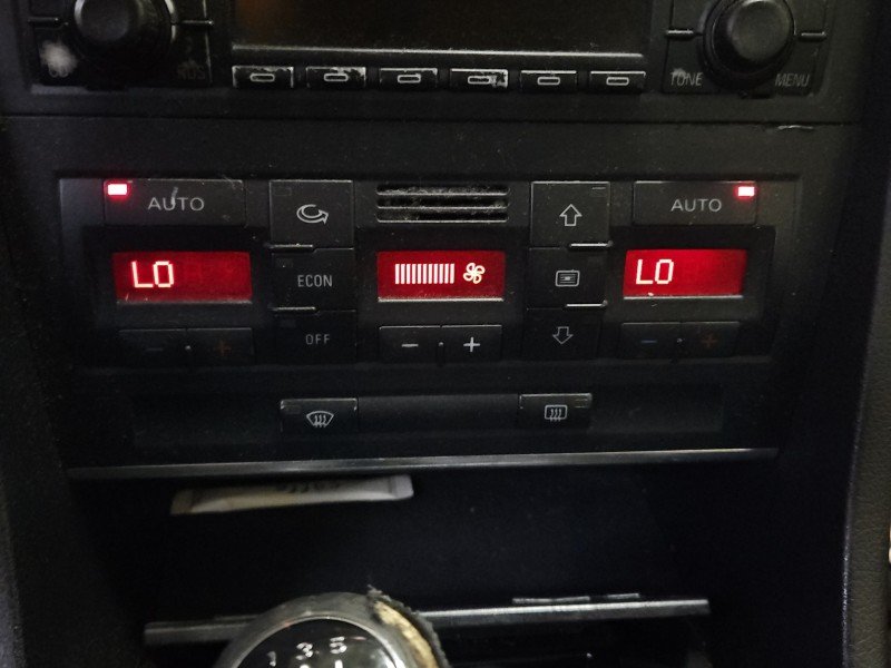 Konsola panel nawiewu Audi A4 B7 8E0820043AJ Konsola panel nawiewu Audi A4 B7 8E0820043AJ