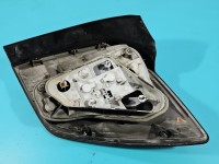 Lampa tył lewa Producent części: OPEL, mikropęknięcia Z LISTWĄ ŻARÓWKOWĄ KOMBI Opel Astra III H kombi