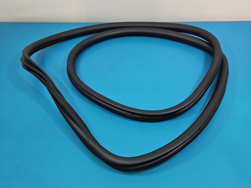 Uszczelka drzwi tył lewa Peugeot 3008 II