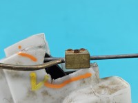 Zamek przód lewy 6N1837015C Vw Polo III 6N EUROPA Volkswagen, Wycięta plastikowa obudowa pod linkę centralnego zamka