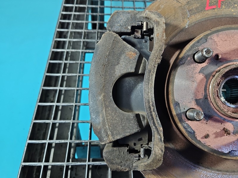 Zacisk przód lewy Toyota Rav4 IV 2.0 D4D