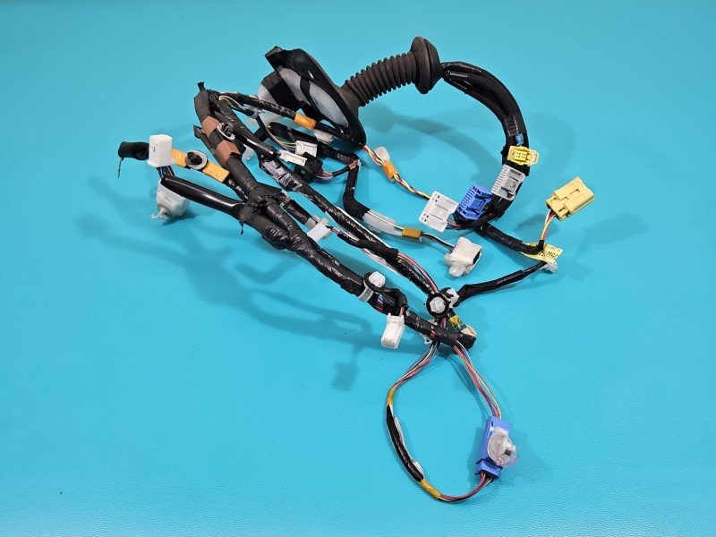 Instalacja Wiązka drzwi przód prawych Toyota Land Cruiser J200 07- 82151-60830H Instalacja Wiązka drzwi przód prawych Toyota Land Cruiser J200 07- 82151-60830H