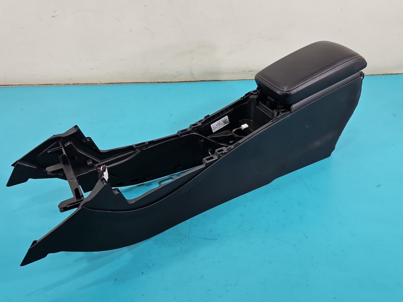 Podłokietnik TUNEL MERCEDES W176 A1766801300 EUROPA