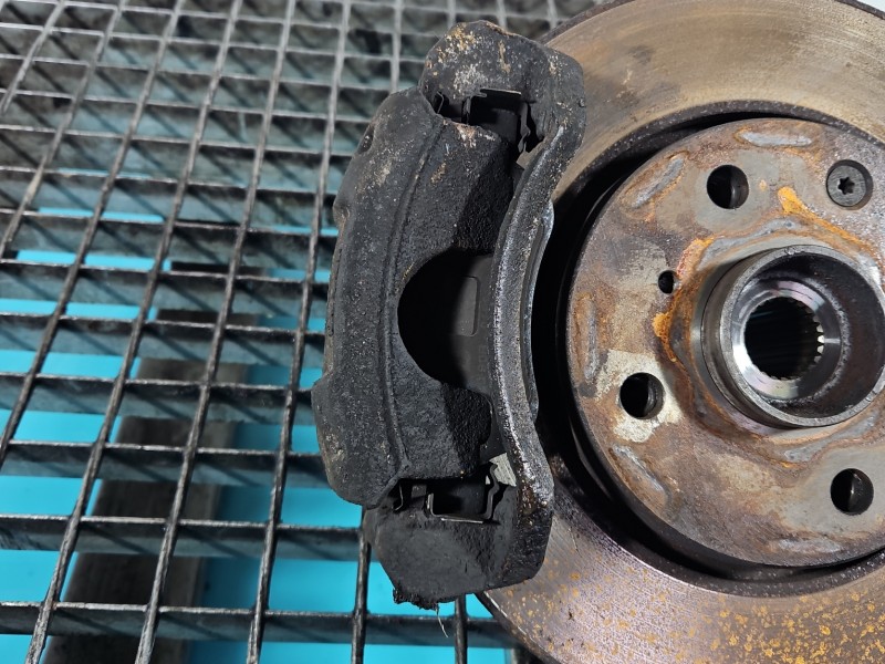 Zacisk przód lewy Toyota Aygo 05-14 1.0 12V