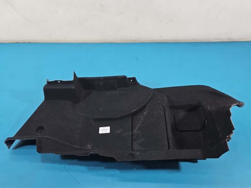Tapicerka bagażnika prawa boczek Mercedes W213 A2136903025