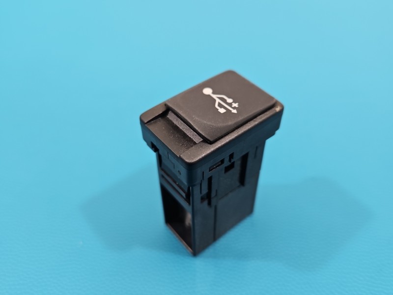 Gniazdo USB Toyota Yaris III 86190-0D060