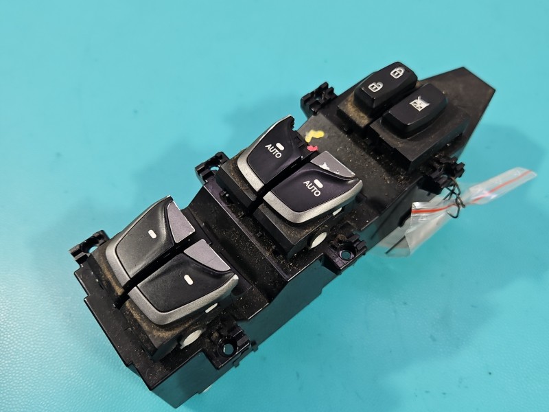 Przełącznik szyb Hyundai Santa Fe III 12–18 39S490-1110, 93570-4Z305 Europejska, Pęknięty kawałek przełącznika, wytarty...