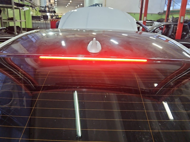 TRZECIE ŚWIATŁO STOP STOPU Jaguar XE X760 sedan