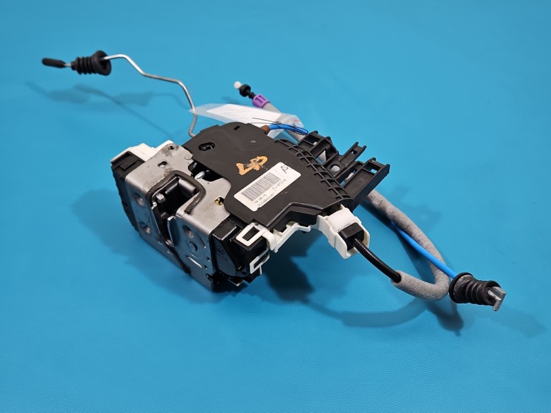 Zamek przód lewy A1667200135 MERCEDES W176 EUROPA Mercedes, 4pin