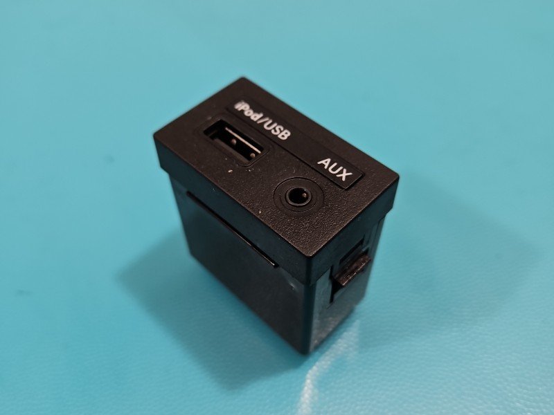 Gniazdo USB Hyundai I40 96120-3Z550AX Gniazdo USB Hyundai I40 96120-3Z550AX