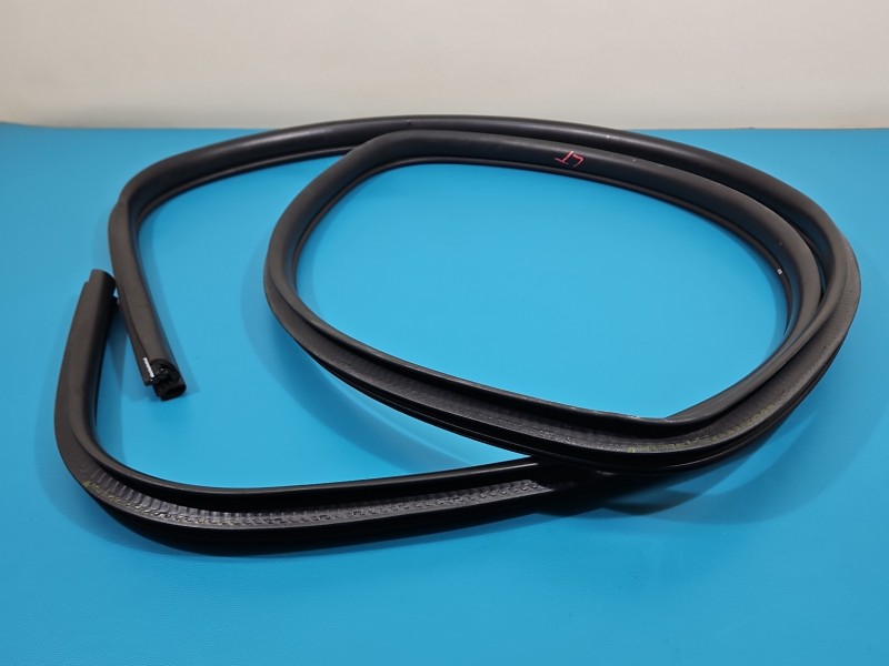 Uszczelka drzwi tył lewa Dodge Journey