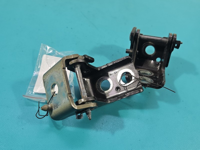 Zawias drzwi tył prawy Peugeot 2008 II