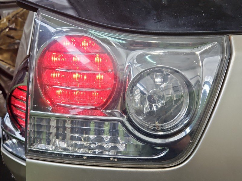 Lampa tył lewa Producent części: Lexus, KOITO Z KLAPY Pęknięcie wewnątrz lampy LEXUS RX II 03-08 HB
