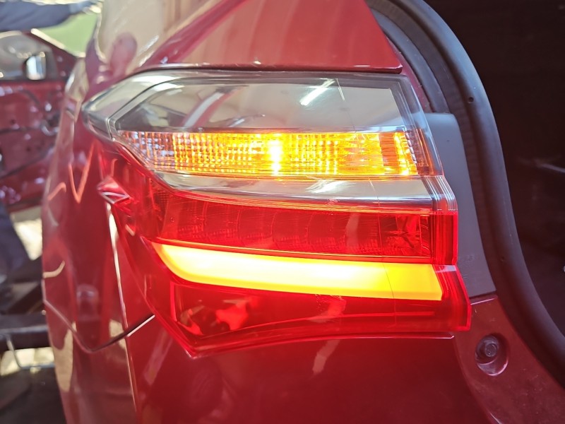 Lampa tył lewa Toyota Corolla E16 E18 13- sedan Pęknięcie przy mocowaniu / SEDAN LIFT W BŁOTNIK 16-19 EUROPA