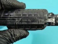 Zamek przód lewy 7185689 BMW F01 EUROPA Producent części: BMW, Z dociągiem , zamek 7pin, dociąg 2pin uszkodzone mocowanie...