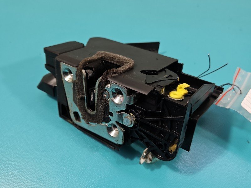 Zamek przód lewy 805035308RB Dacia Sandero III 20- EUROPA Producent części: Dacia, Europejska, 2pin