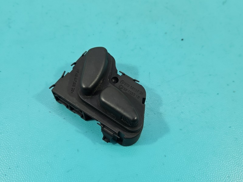 Przełącznik Mercedes, regulacji fotela prawego Mercedes ML W164 2108213751