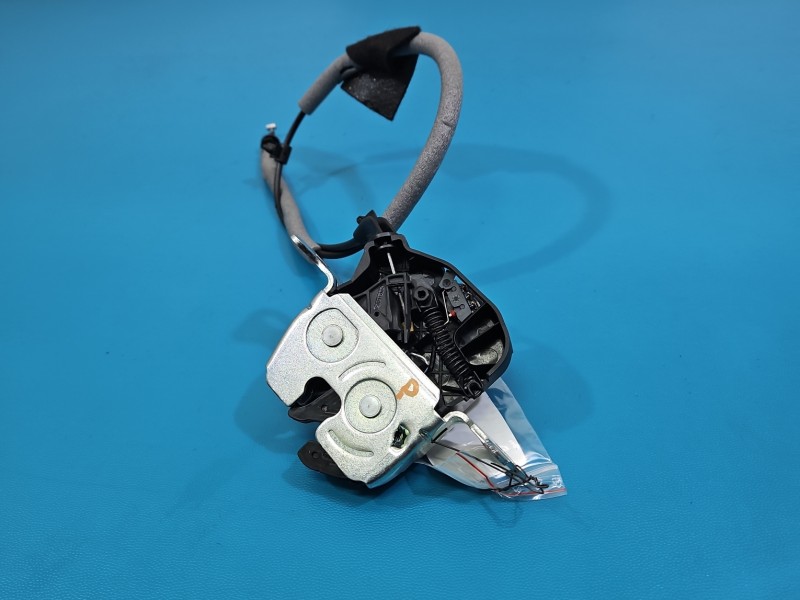 Zamek tył prawy Mercedes W213 kanapy 3 PIN