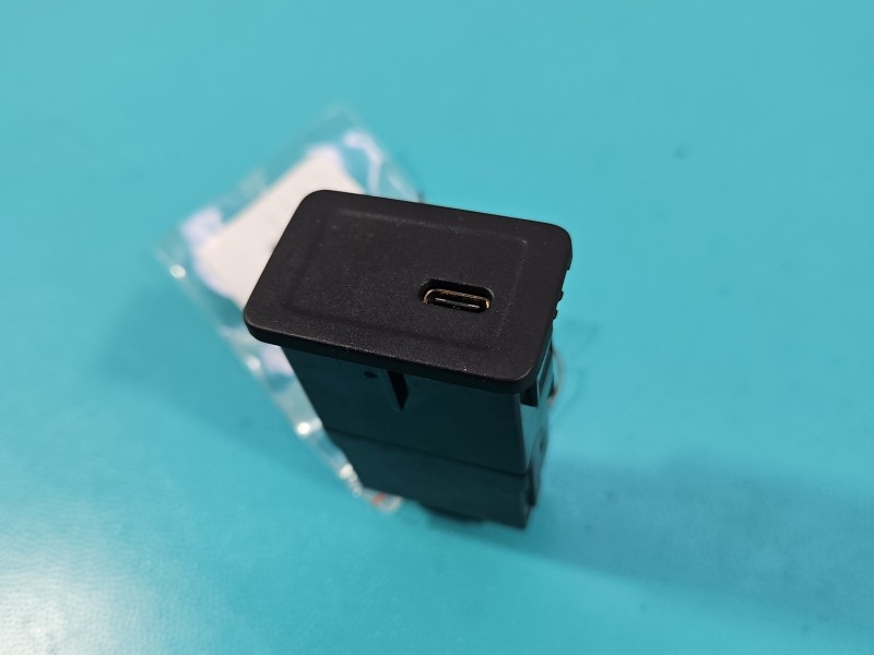 Gniazdo USB Mercedes CLA C118 X118 A2478207802