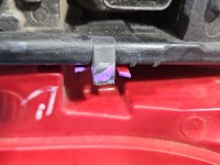 Lampa tył lewa Peugeot, Uszkodzone dwa zaczepy trzymający wkład. Peugeot 5008 HB