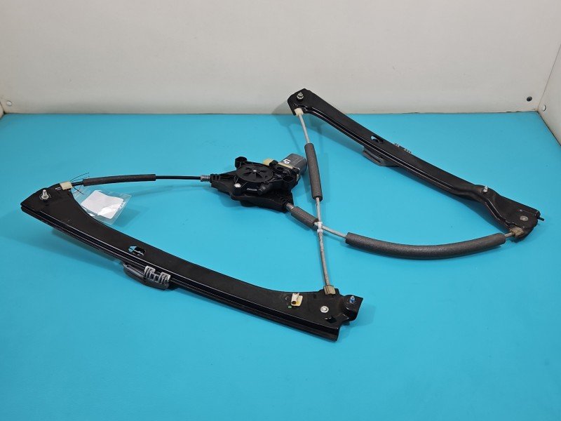 Podnośnik przód lewy Skoda Superb III 5Q0959801B 5d kombi