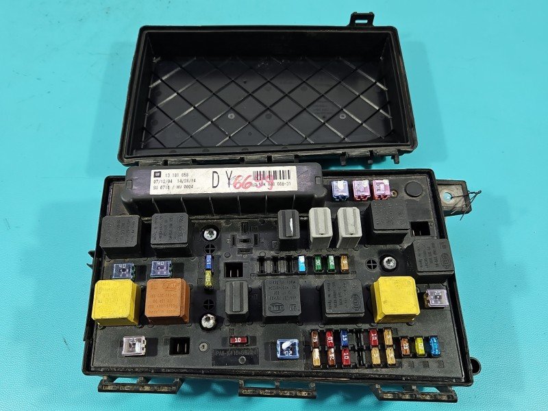 Skrzynka bezpieczników Opel Astra III H 13125865 Skrzynka bezpieczników Opel Astra III H 13125865