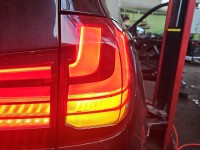 Lampa tył prawa Producent części: BMW, ZEWNĘTRZNA W BŁOTNIK Przerabiana na Europejską BMW X5 F15 HB