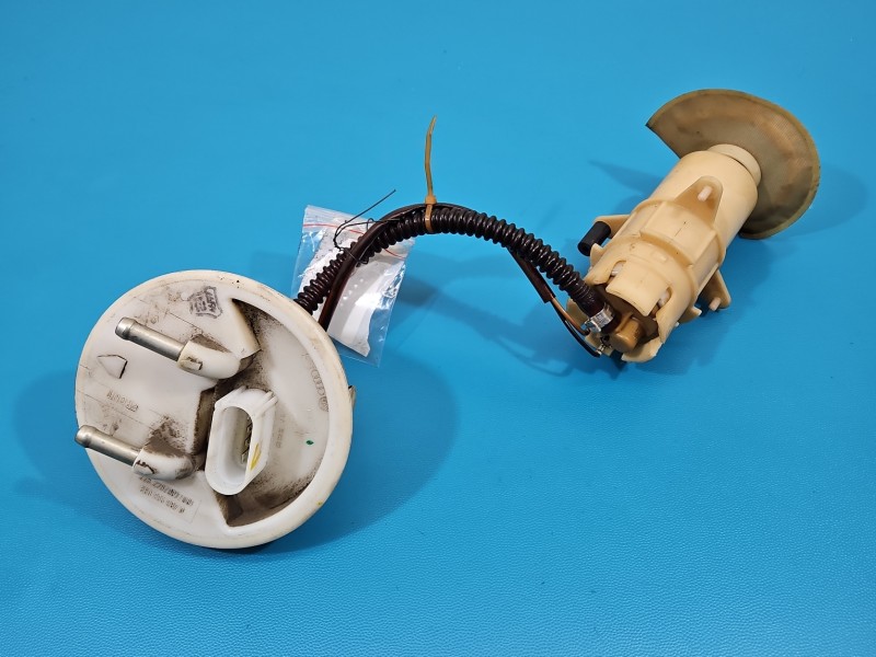 pompka Pompa paliwa Vw Passat B5 1.8 T 8E0906087D Volkswagen, nadpalone piny 4 PIN