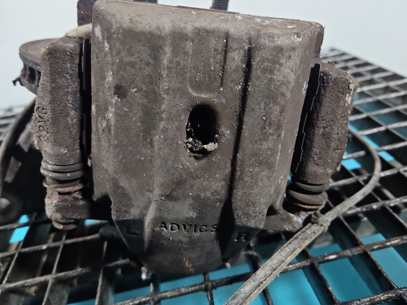 Zacisk przód prawy Toyota Prius II XW20 03- 1.5b (1NZ)