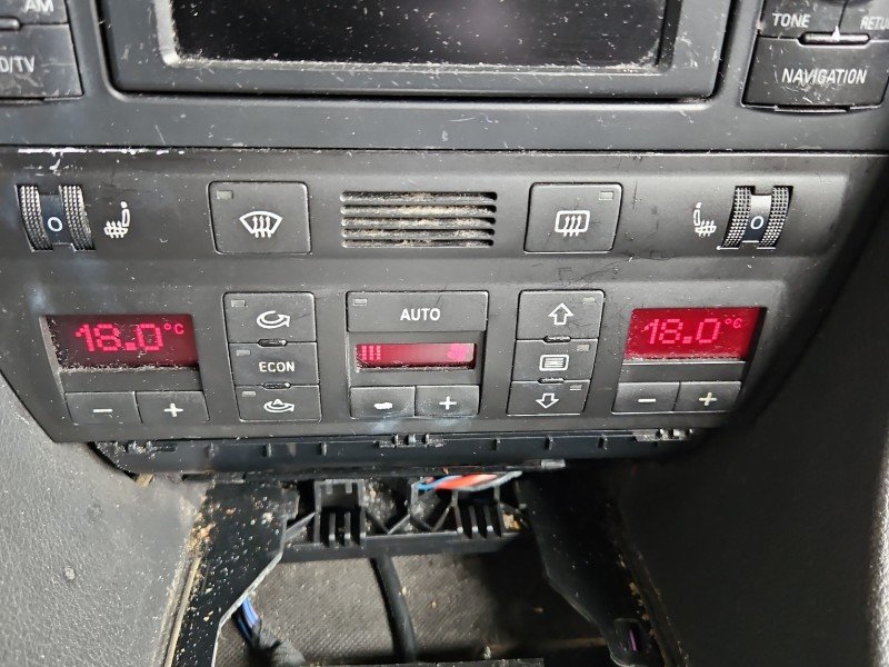 Konsola panel nawiewu Audi A6 C5 4B0820043AD