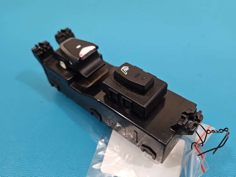 Przełącznik szyb Hyundai Santa Fe III 12–18 93580-2W101 Europejska, tył Prawy , Z grzaniem kanapy / wytarty przełącznik EU