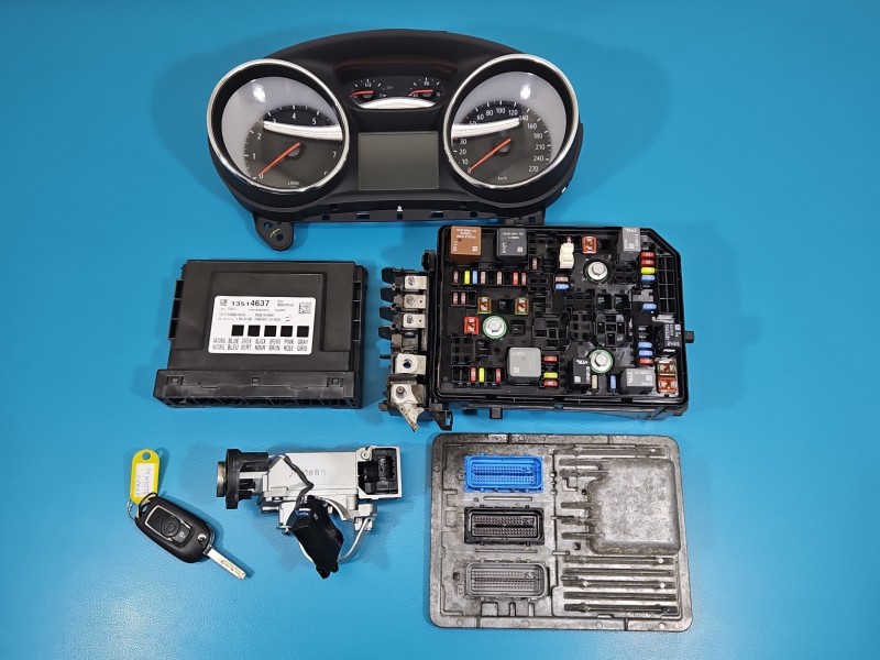 Komputer Sterownik silnika 12679845 Opel Astra V K 1.4 T (LE2)