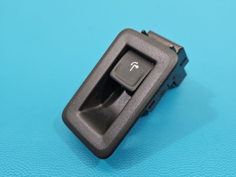 Przełącznik Przycisk haka Skoda Kamiq 657868345A