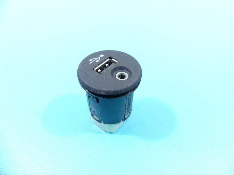 Gniazdo USB Nissan Juke I F15 10-19