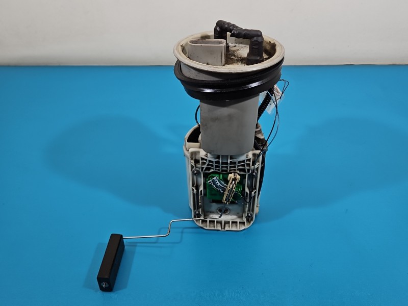 pompka Pompa paliwa Audi A6 C5 1.9 tdi 4B0919050D Producent części: Audi, 4-PIN