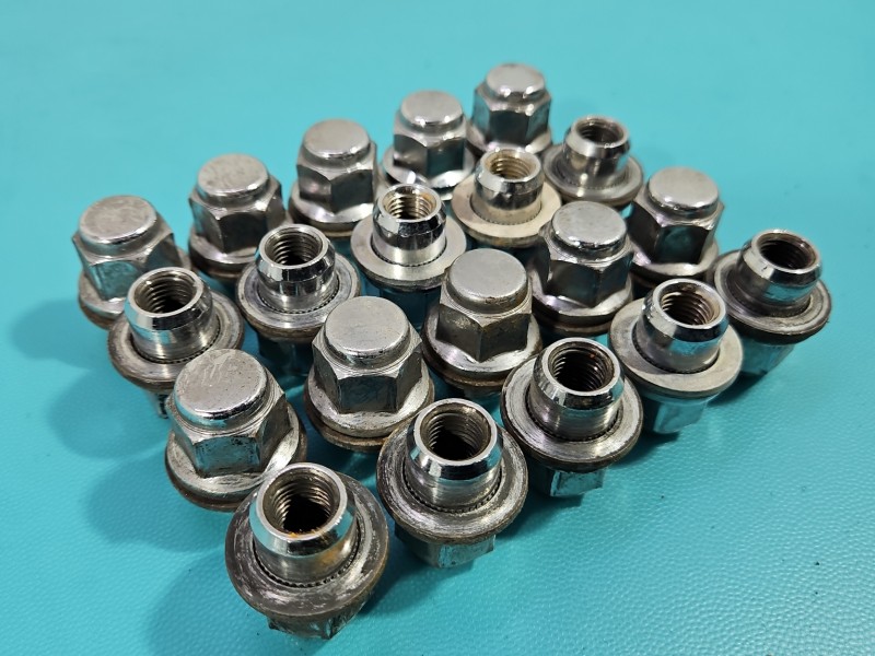 Śruby kół Toyota Rav4 V szpilki