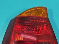 Lampa tył lewa Opel Vectra C sedan Producent części: OPEL, 02-05 POMARAŃCZOWY KIERUNEK SEDAN-HATCHBACK Z LISTWĄ ŻARÓWKOWĄ EUROPA