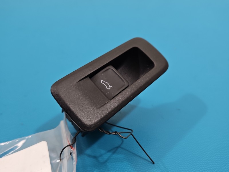 Przełącznik Klapy 3PIN Skoda Octavia IV 565959831, 5E3867425