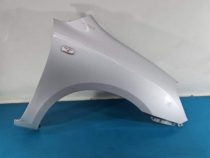 Błotnik przód prawy Kia Carens III 06-13 srebrny 7S