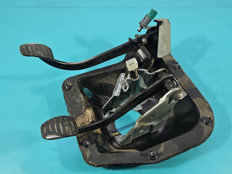 Pedał pedały Nissan Primastar 01-14 hamulca sprzęgła