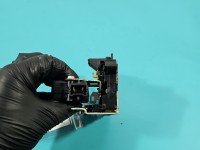 Zamek przód lewy 8200735227 Dacia Sandero I 08-12 EUROPA Producent części: Dacia, 2 PIN