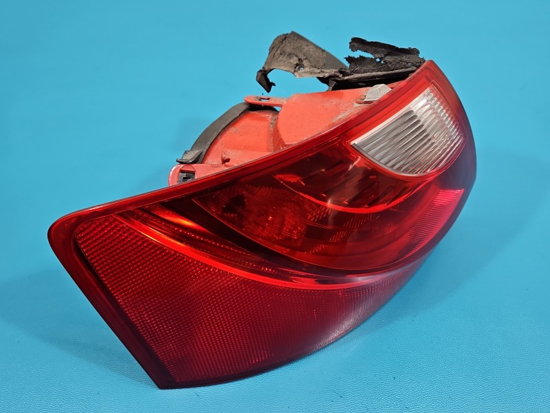 Lampa tył lewa Seat Exeo kombi Producent części: Seat, Uszkodzenie widoczne na zdjęciu Z BŁOTNIKA 08-11 EUROPA