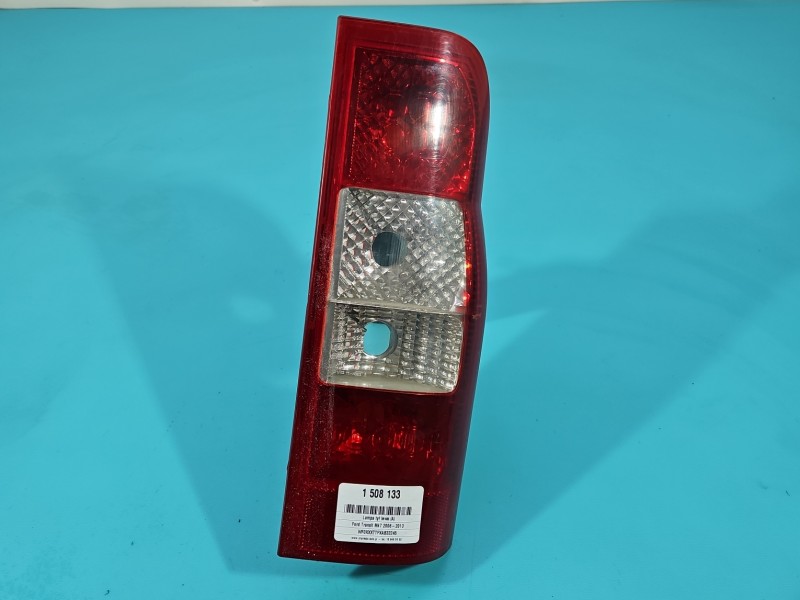 Lampa tył lewa Producent części: FORD, BEZ WKŁADU TYC, RYSY NA KLOSZU Ford Transit MK7 06-13 HB