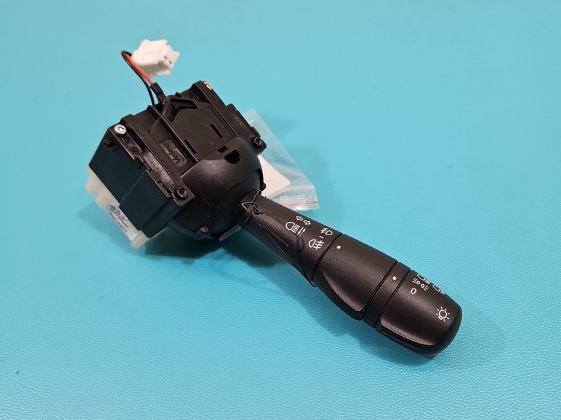 Przełącznik kierunkowskazów świateł Renault Captur I 255674581R