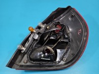 Lampa tył lewa Nissan Almera N16 HB HELLA 00-03 przed liftem hatchback Z LISTWĄ ŻARÓWKOWĄ EUROPA